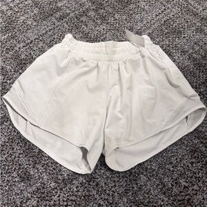 Lululemon 2.5 hotty hot shorts (off white)